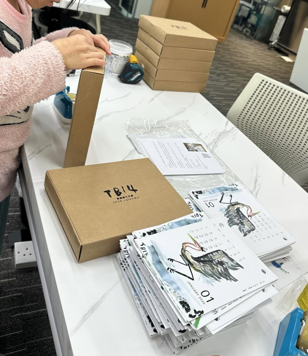 於去月底,騰騰媽媽將畫作製成2026年月曆義賣,當時籌了逾萬元,捐予大埔宏福苑的災民。(圖片來源:受訪者提供) 於去月底,騰騰媽媽將畫作製成2026年月曆義賣,當時籌了逾萬元,捐予大埔宏福苑的災民。(圖片來源:受訪者提供)