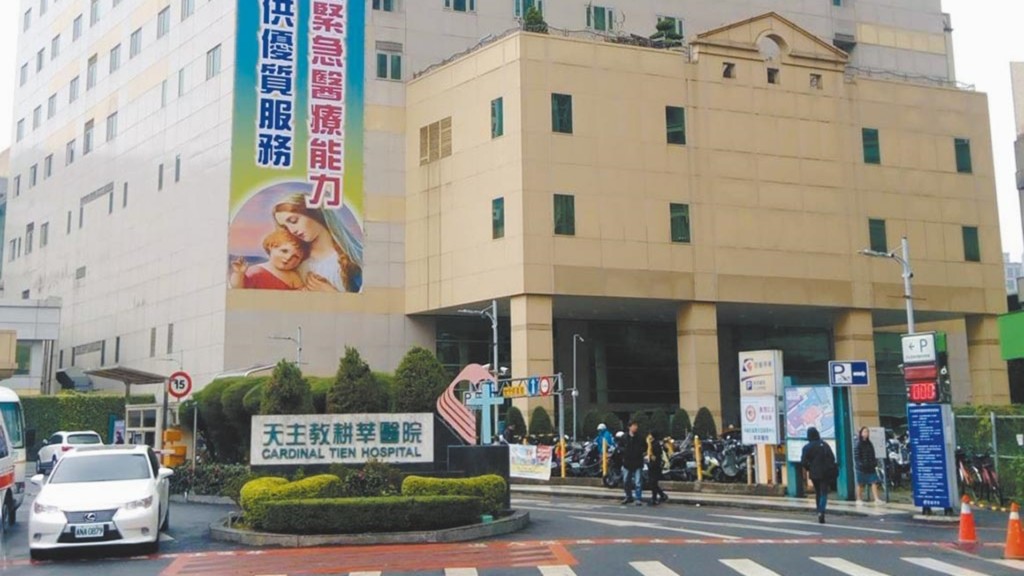 現場是新店耕莘醫院。中時