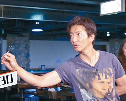 木村拓哉昨日在節目中玩飛鏢，有傳他明年離巢。