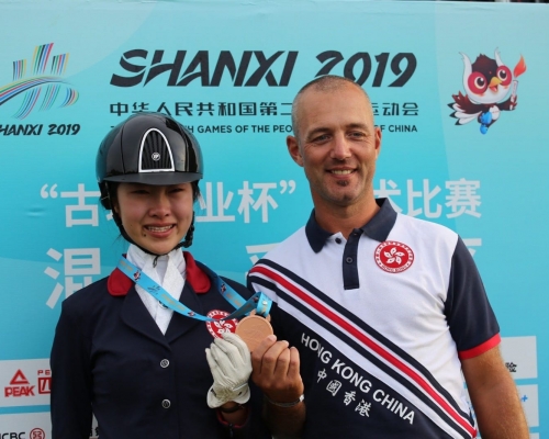 馬會青少年馬術隊成員陳萃彥(左)出戰太原全國青年運動會馬術體校甲組盛裝舞步個人賽決賽,摘下銅牌。相片由公關提供