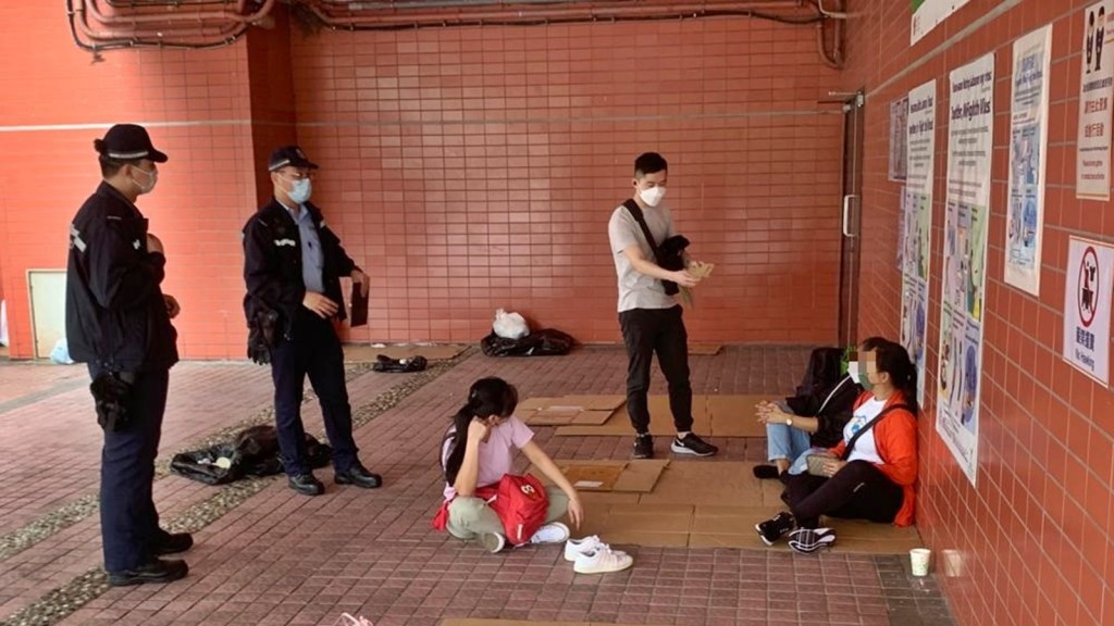 沙田警區聯同相關政府部門,今日在區內提醒市民嚴格遵從防疫規例。警方圖片