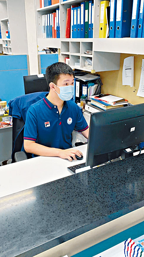 現時蘇樺偉擔任行政助理，工作性質與以往大有不同，不變的是全力以赴的態度。(照片由香港殘疾人奧委會暨傷殘人士體育協會提供)