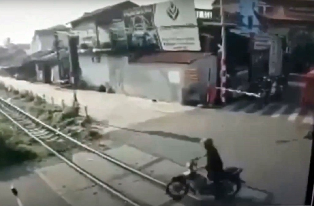 越南一名电单车司机强闯火车路轨被撞死。网上截图