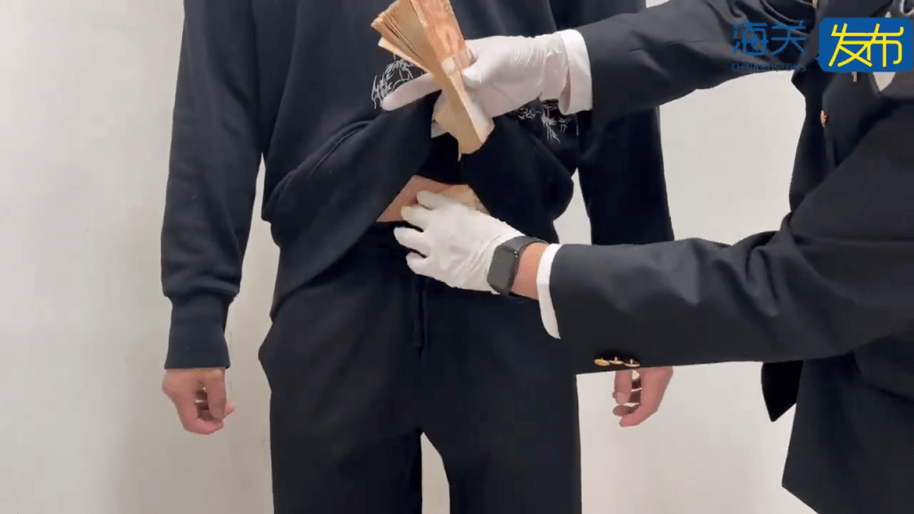 罗湖口岸，北上男腰腹裤袋藏40万港元。