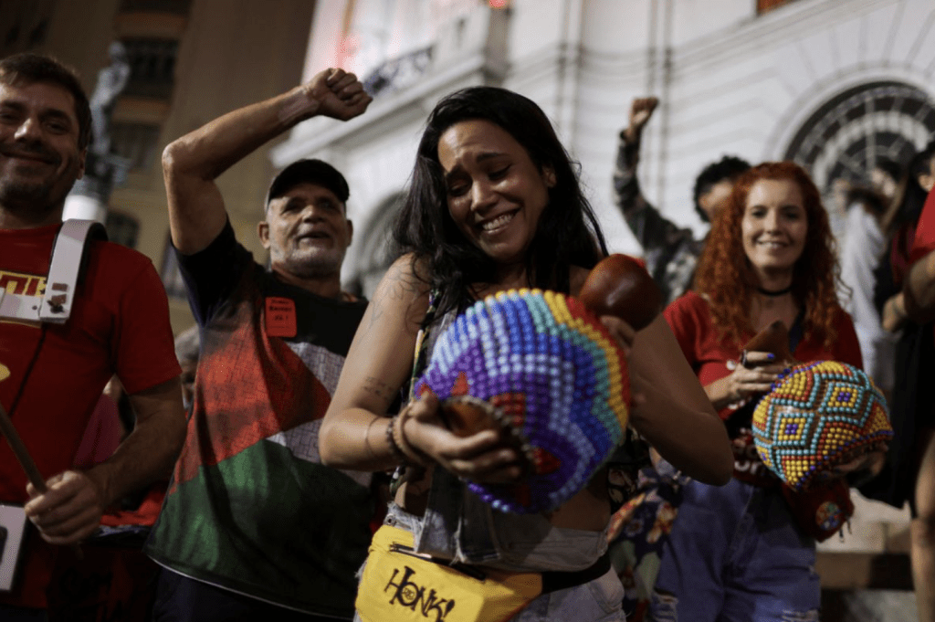 巴西聯邦選舉法院禁止前總統博爾索納羅直至 2030 年不能擔任公職，消息公布後，有人在街上慶祝。 路透社