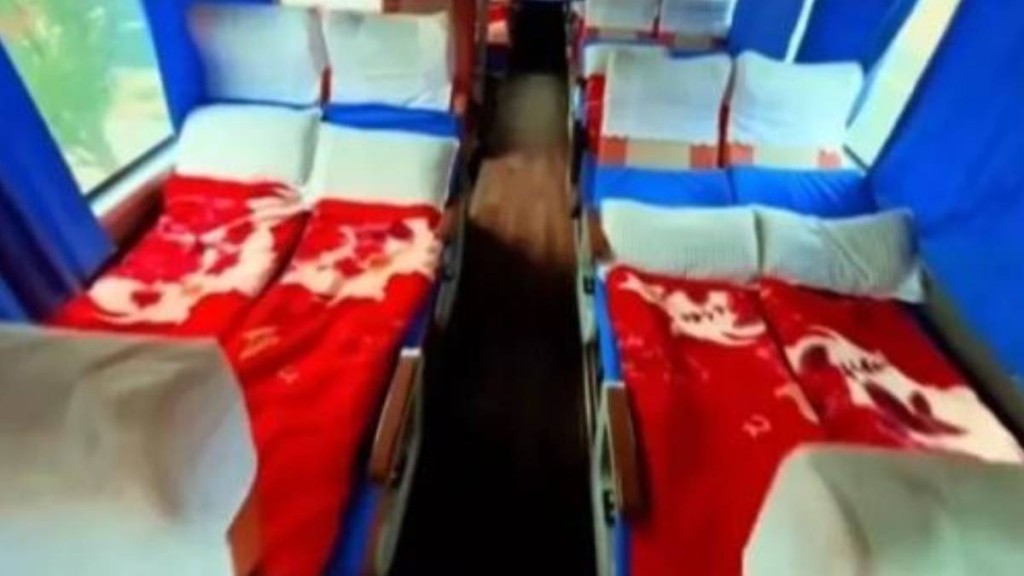 旅巴違規改裝成「豪華臥鋪」，封太平門安全帶虛設，河南全省排查。央視