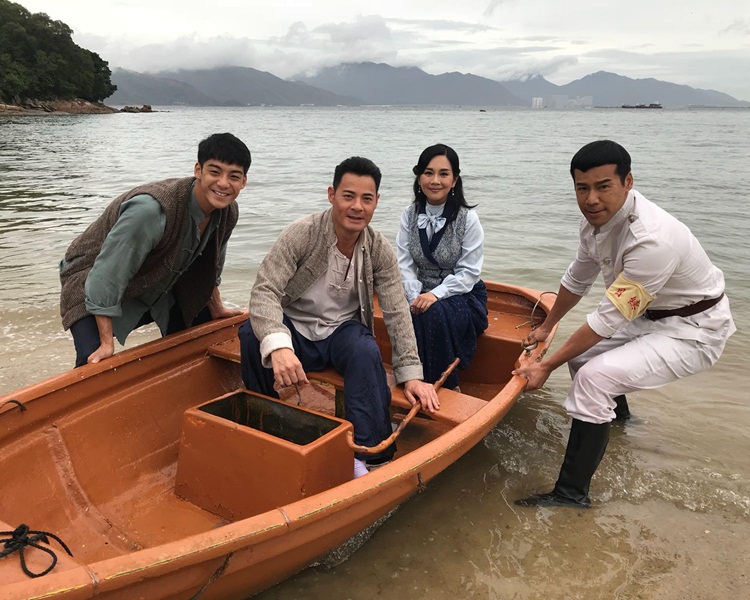 與一眾演員合作《福爾摩師奶》，黃智賢指大家共對了一個月，感情不錯。