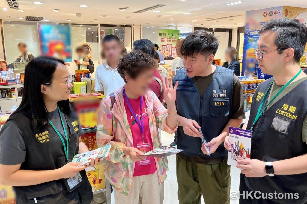 海關及旅監局人員向商戶及旅客宣傳《商品說明條例》。海關FB