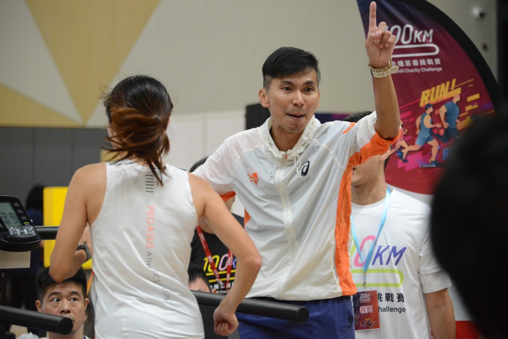 PEGASUS athletics club总教练徐弘泰认真指导。杨功煜摄
