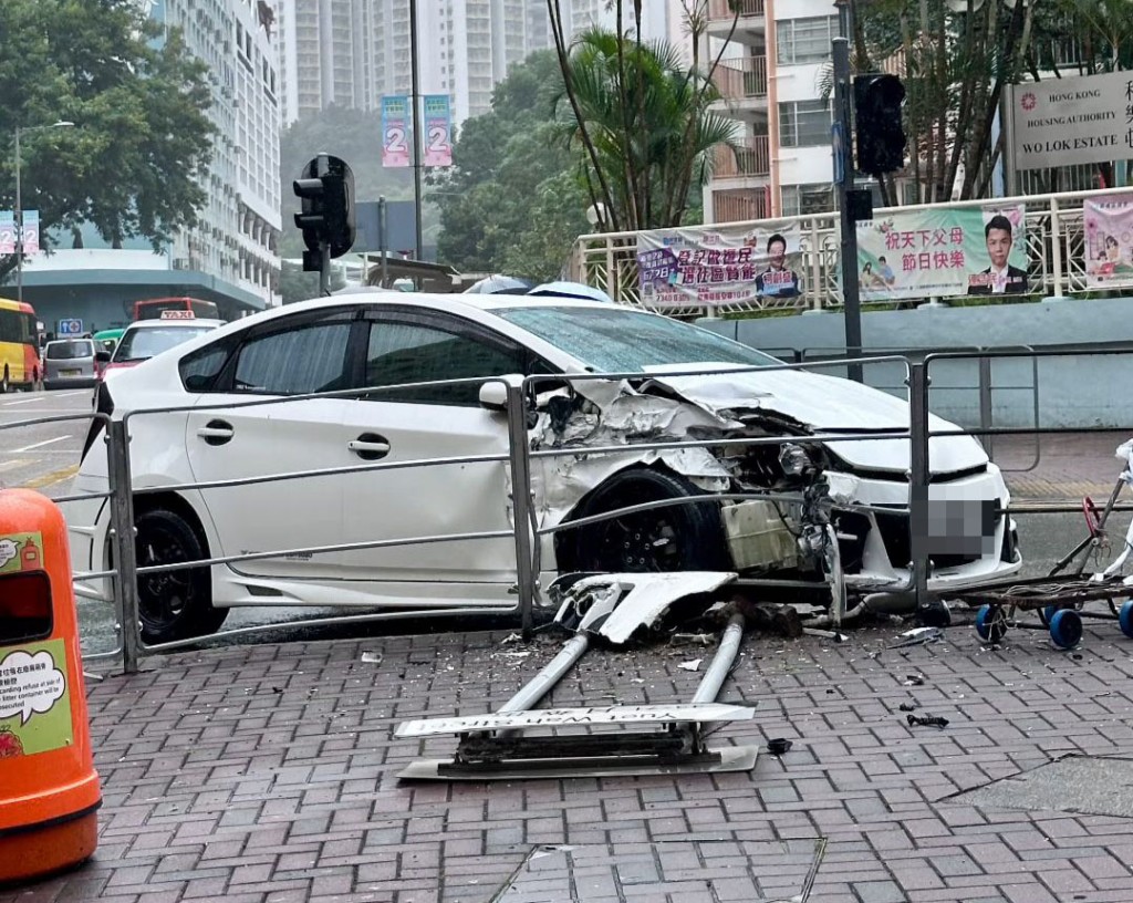 私家車失控撞毀路牌及欄杆。網上圖片 私家車失控撞毀路牌及欄杆。網上圖片