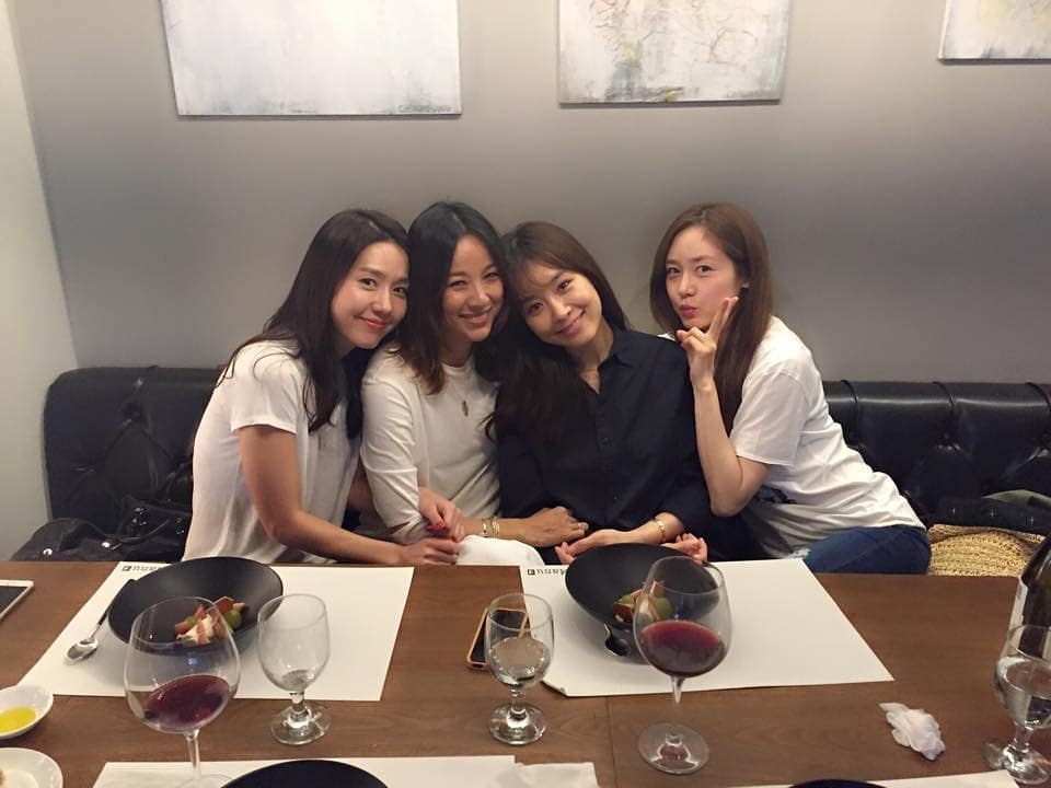 4位成員不時聚會。