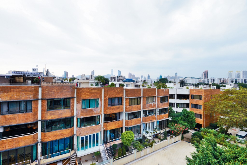 九龙塘新德园一幢双号屋,面积2059方呎,附连花园及天台等。 九龙塘新德园一幢双号屋,面积2059方呎,附连花园及天台等。
