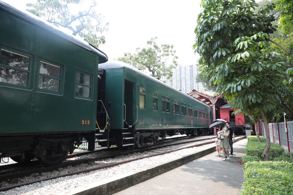 博物館展出舊款火車。