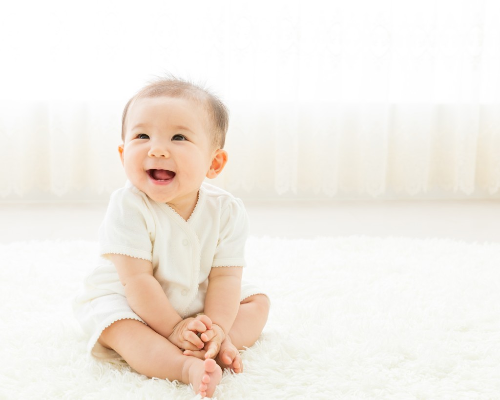 嬰兒普遍在六至九個月大開始出牙。