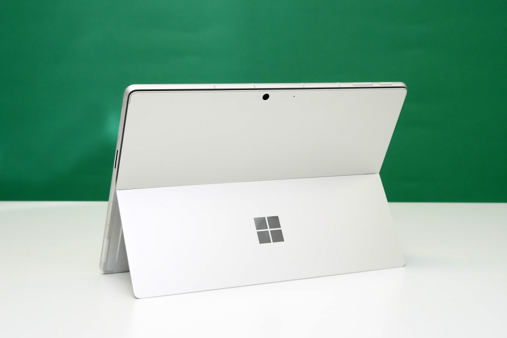 架起Surface Pro 9機背的Kickstand支撐架,即可座枱煲劇睇片。