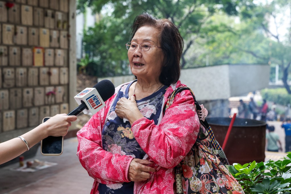 劉女士表示,今年購買祭品如燒肉、香燭、水果等共花費約五六百元,較往年略貴一點。劉女士 劉女士表示,今年購買祭品如燒肉、香燭、水果等共花費約五六百元,較往年略貴一點。劉女士