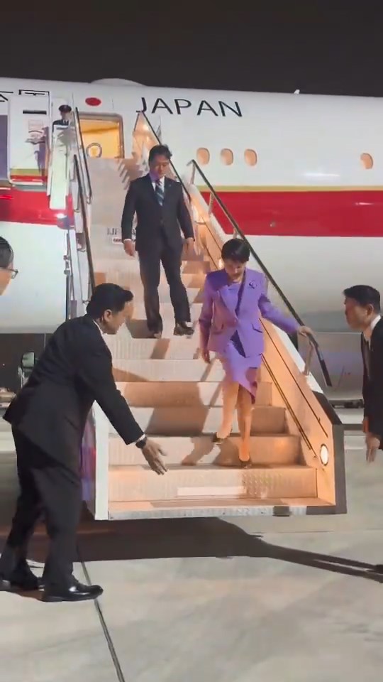 高市步出機艙後舉手揮致意並躬身招呼,惟停機坪現場極為冷清。日本首相官邸 高市步出機艙後舉手揮致意並躬身招呼,惟停機坪現場極為冷清。日本首相官邸