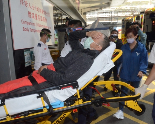 男子疑注射疫苗後不適送院。