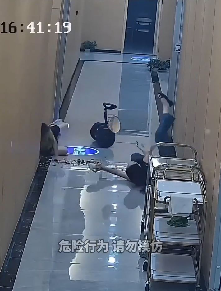 懷孕黑衣女在室內駕平衡車，與人相撞後小產。微博