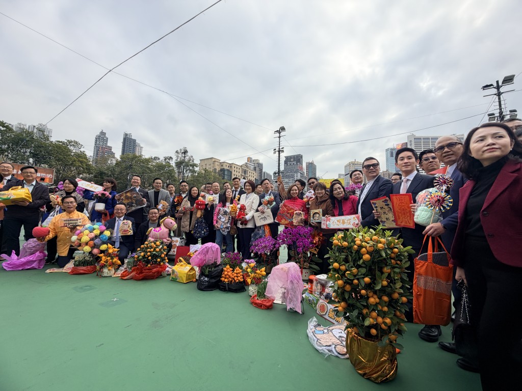 大合照時所有議員都「晒冷」戰利品，有花、桔、文創產品、佛跳牆、芒果雪條等。