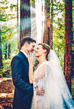 希拉莉絲韻與企業家Philip在加州森林的老樹前行婚禮。