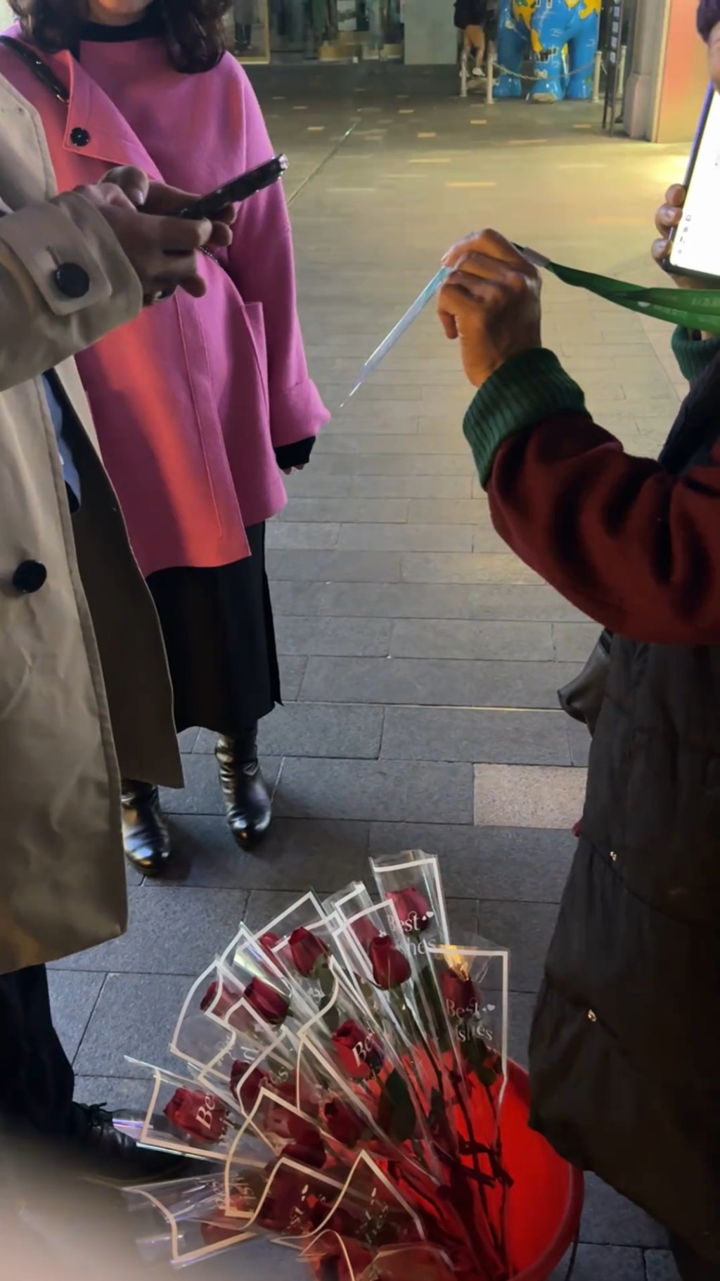 难得有人向单眼婆婆买花。抖音@李小小