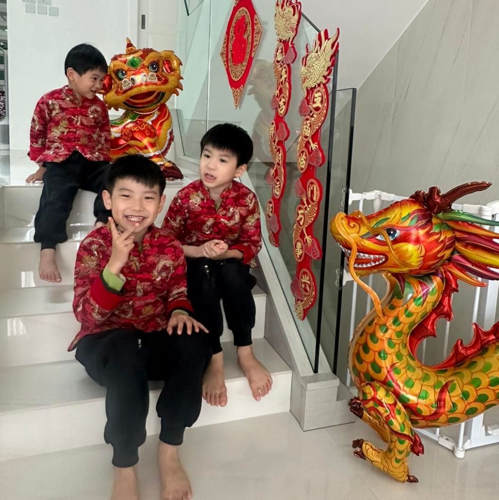 叶翠翠为三个儿子准备多套中式贺年装。