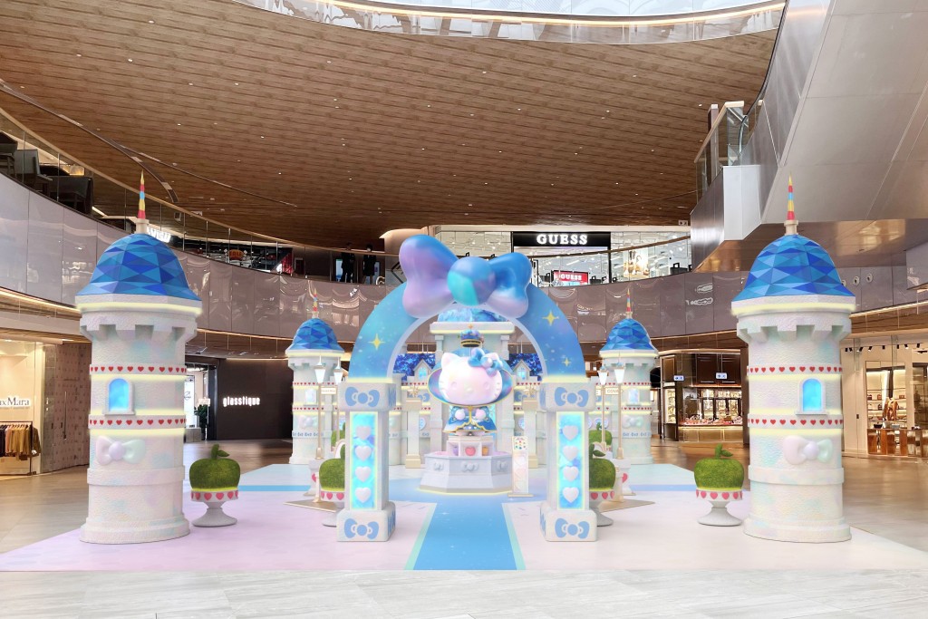 6 米高的「幻彩城堡 」与会「Hello Kitty 女皇」!(图片来源:东荟城名店仓) 6 米高的「幻彩城堡 」与会「Hello Kitty 女皇」!(图片来源:东荟城名店仓)