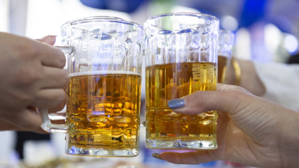 事主透過網絡邀請他人一同飲酒後身亡。(新華社)