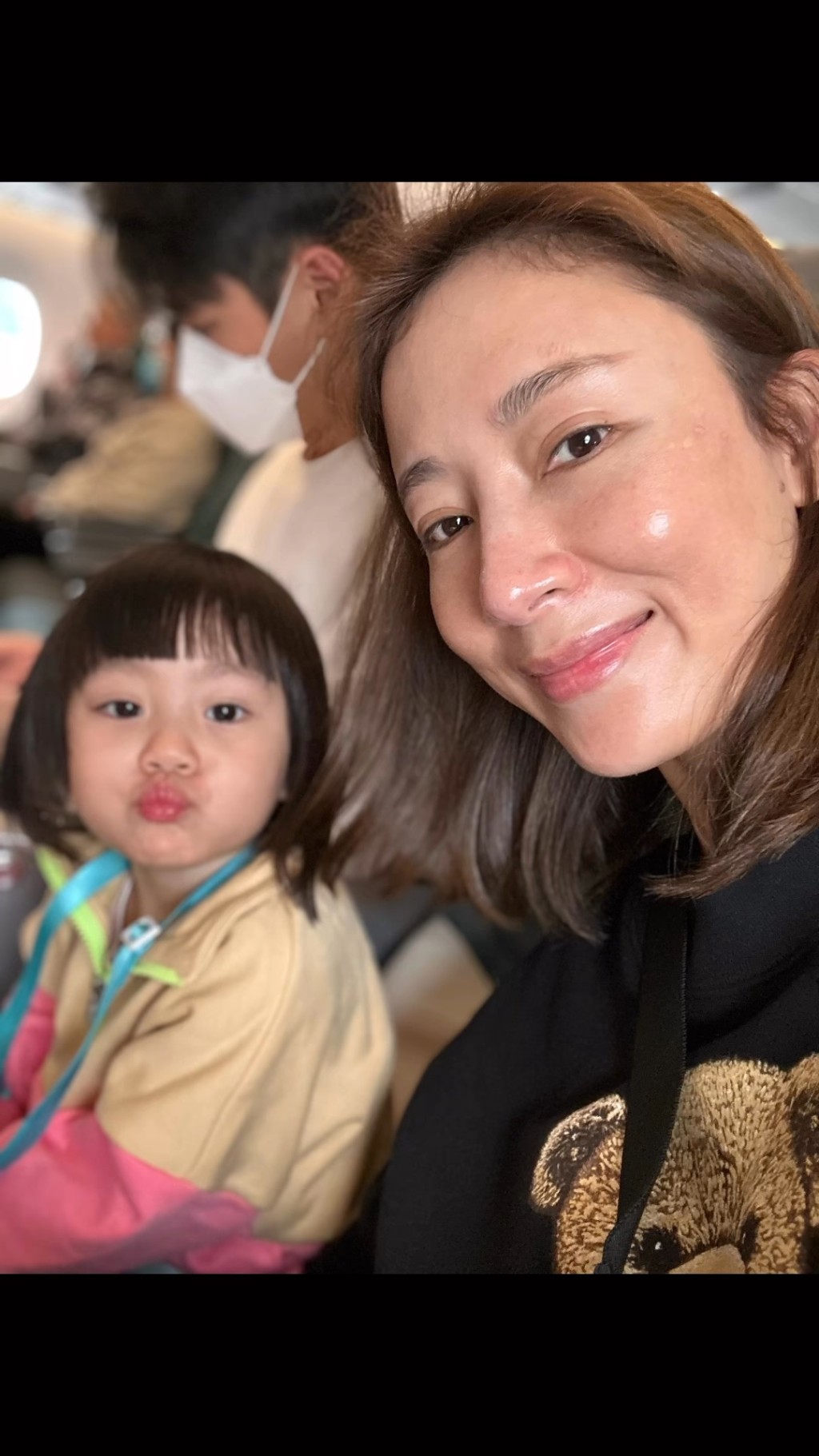 楊茜堯分享在機上拍的家庭照，可見她素顏入鏡，雖然油光滿面，但仍可見膚質極好。