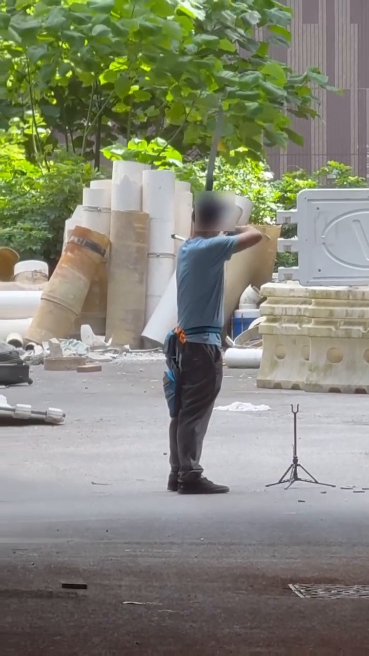 片中一名男子帶齊射箭裝備,懷疑在一地盤 內練習射箭,彎弓射出的一箭,正中箭靶中 央的黃色區域周邊。fb「向香港警察致敬」截圖 片中一名男子帶齊射箭裝備,懷疑在一地盤 內練習射箭,彎弓射出的一箭,正中箭靶中 央的黃色區域周邊。fb「向香港警察致敬」截圖