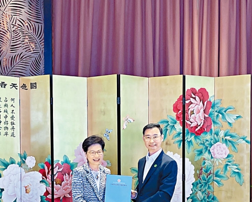 特首林郑月娥与广州市长温国辉会面，并送上《二〇二一年施政报告》。