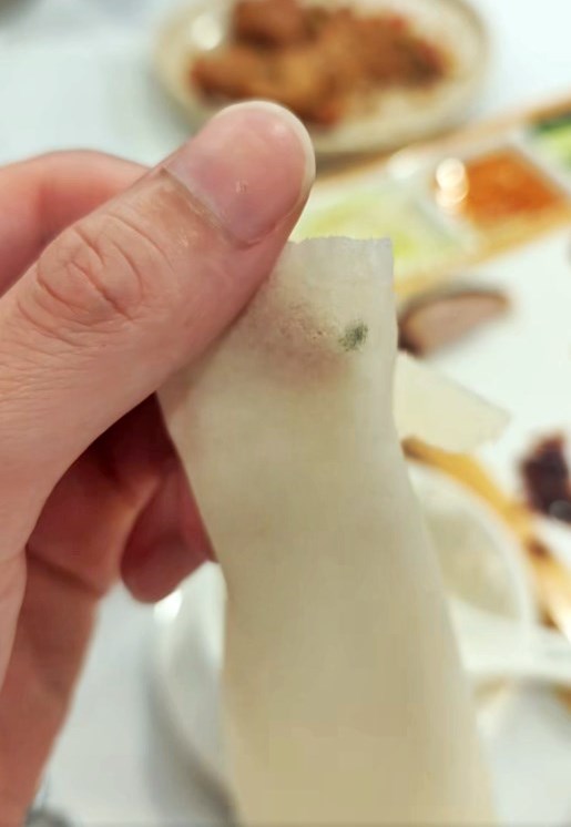 將軍澳酒家歎片皮鴨 餅皮驚現「黑芝麻」疑發霉 經理咁樣處理 事主強調無鬧過人。fb「將軍澳主場」截圖 將軍澳酒家歎片皮鴨 餅皮驚現「黑芝麻」疑發霉 經理咁樣處理 事主強調無鬧過人。fb「將軍澳主場」截圖