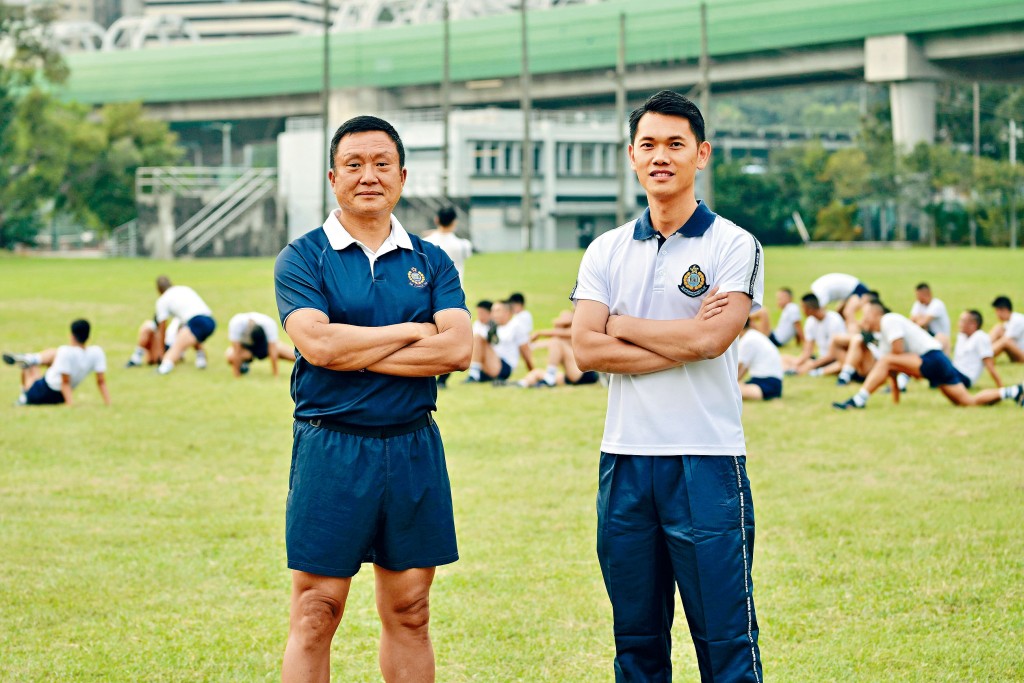 ■陳純青警司（右）及王得財總督察（左）希望，投考者通過體能測試工作坊提升體能，日後加入警隊貢獻社會。