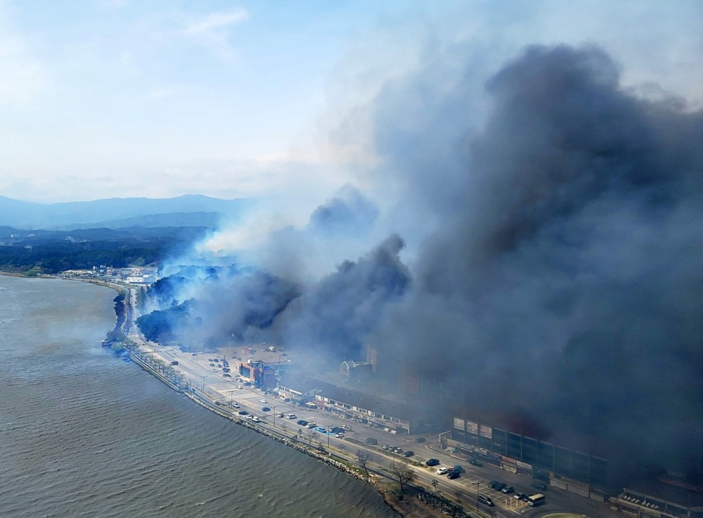 南韓江陵市山林大火，沿岸整區冒出滾滾黑煙。 路透社