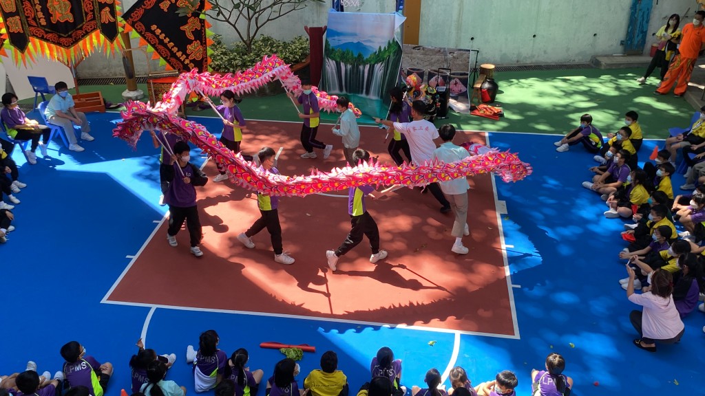 學生參與舞獅匯演，從舞獅運動認識中國與香港的歷史及文化。