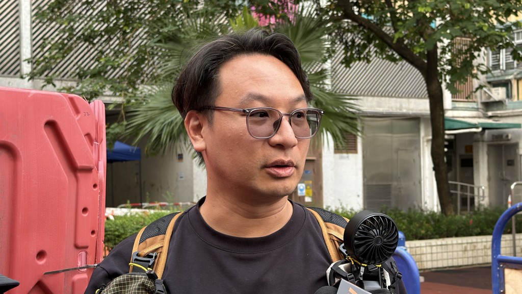 何女士的兒子韋先生指業主報了3人上樓，而他和母親只可由他代為返回單位執拾。