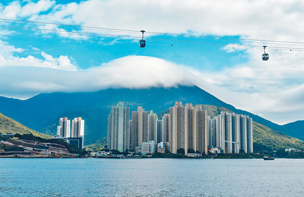 大東山在雲霧繚繞下，好似富士山再現。