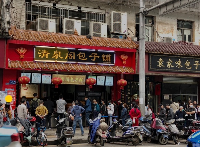長沙網紅包子鋪「清泉閣」有員工在廚房檯面剪腳甲。