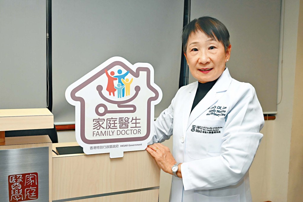 林露娟教授指參加了「慢病共治計劃」的家庭醫生會於其診所張貼專屬的「家庭醫生」標誌,方便市民識別。