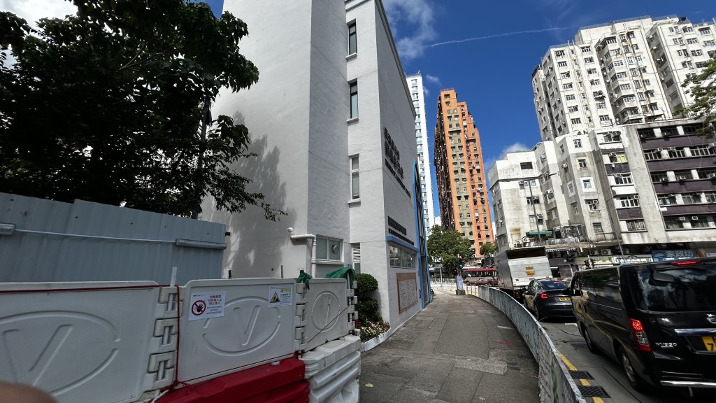 男子報案稱在街頭被搶去一個袋。 男子報案稱在街頭被搶去一個袋。