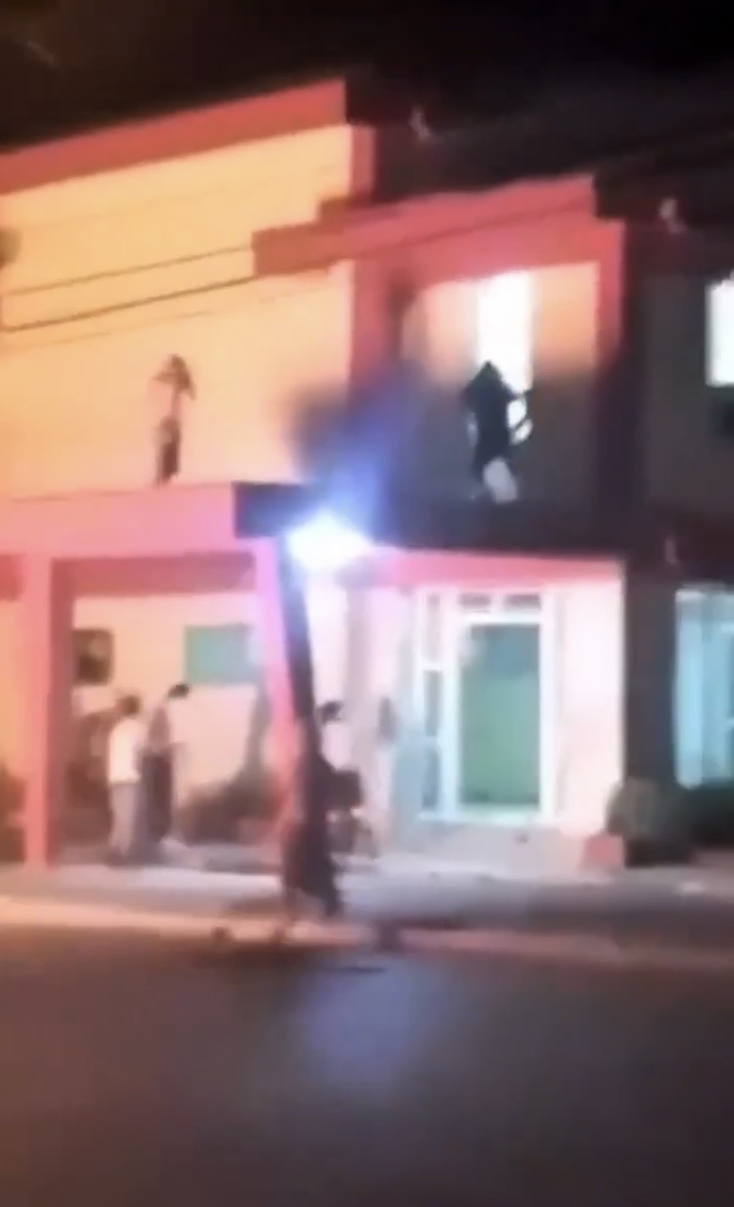 古巴中部城市莫龍(Morón)有人破壞當地共產黨辦公室。 X@sgtnewsnetwork 古巴中部城市莫龍(Morón)有人破壞當地共產黨辦公室。 X@sgtnewsnetwork