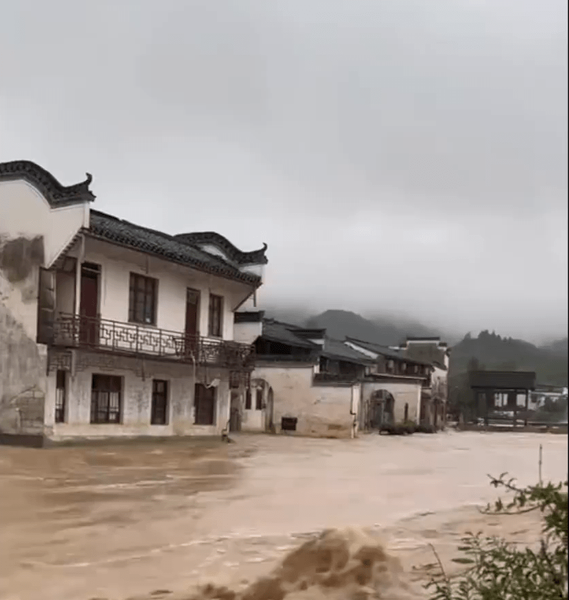 黃山市徽州區呈坎鎮呈坎村日前爆發大洪水的情況。