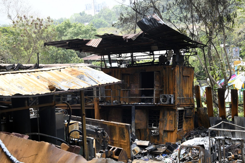 場內貨車及鐵皮屋燒得熔熔爛爛。楊偉亨攝 場內貨車及鐵皮屋燒得熔熔爛爛。楊偉亨攝