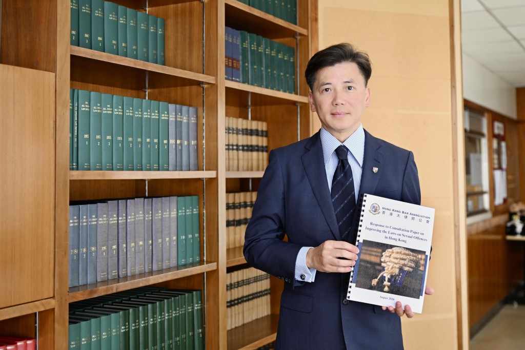 许绍鼎表示，公会已向政府提交意见，原则上支持咨询文件提出的方向，强调公会绝对不会特别偏重任何一方。刘骏轩摄