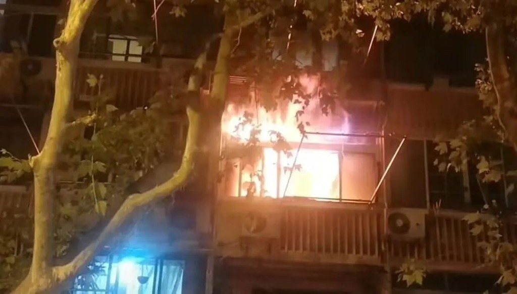 上海長寧區虹古路某小區內一住宅18日凌晨發生火災,一名女子死亡。