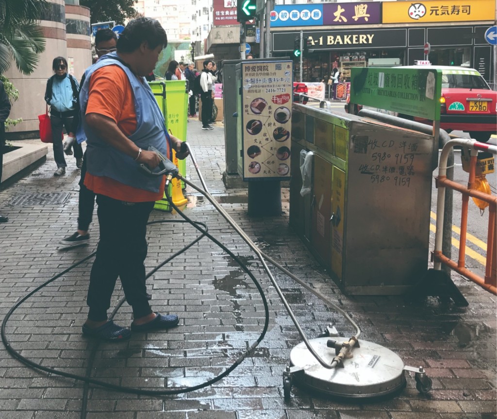 清洁工人使用俗称「洗街神器」的高速清洗盘清洁街道。（受访者提供）