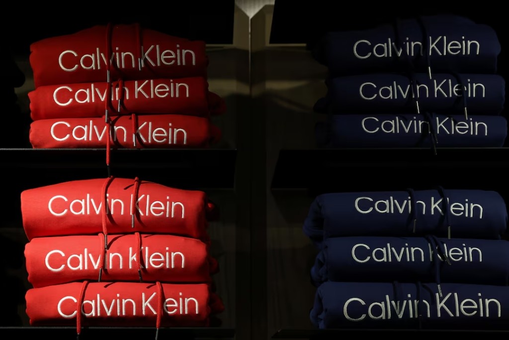 美國紐約市曼哈頓一家商店正在出售 PVH 集團旗下品牌 Calvin Klein 的服裝。 路透社資料圖