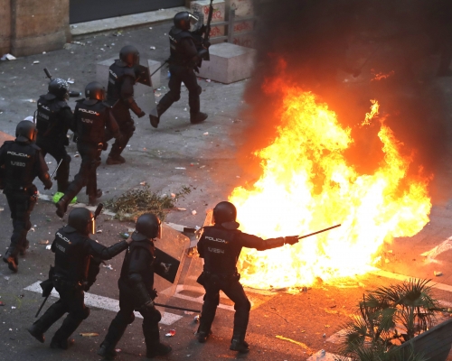 示威者上街纵火焚烧垃圾桶及堵塞马路。AP 