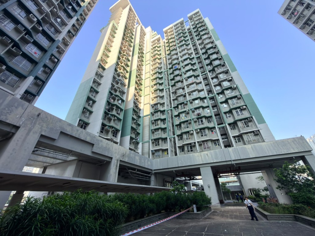 大批警員已封鎖昭善樓現場進行搜證及調查,正全力釐清兩宗案件的確切起因以及兩名男子之間的關係。蔡楚輝攝 大批警員已封鎖昭善樓現場進行搜證及調查,正全力釐清兩宗案件的確切起因以及兩名男子之間的關係。蔡楚輝攝